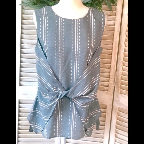 Tops - ✴️LAST ONE✴️ SLEEVELESS TOP WITH FRONT TWIST